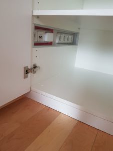 Einbauschrank in Hochglanz weisse Front
