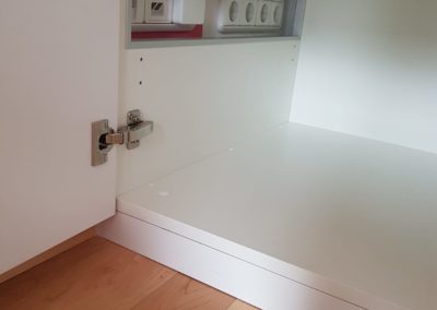 Einbauschrank in Hochglanz weisse Front