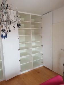 Einbauschrank in Hochglanz weisse Front