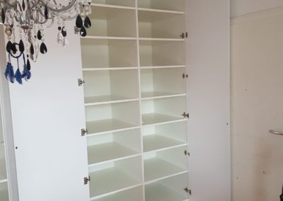 Einbauschrank in Hochglanz weisse Front