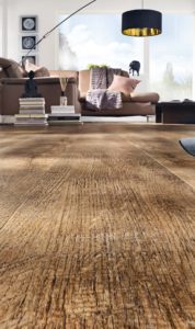 Design-Vinylboden in authentischer Holzoptik von Albani Gestaltung in Holz - modernes Wohnzimmer mit strukturiertem Vinylboden in warmen Holztönen