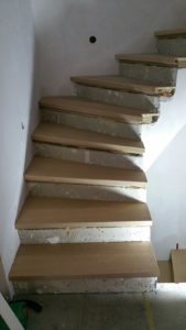 Holztreppe auf Betonboden