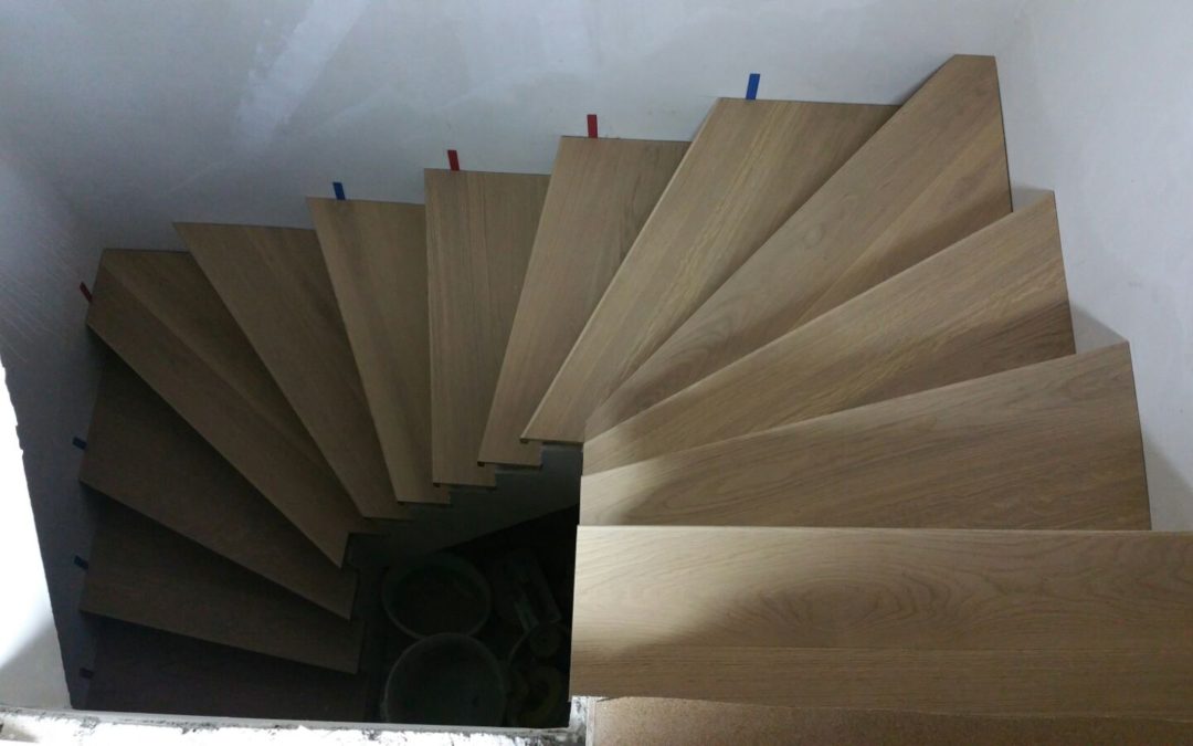 Holztreppe auf Beton