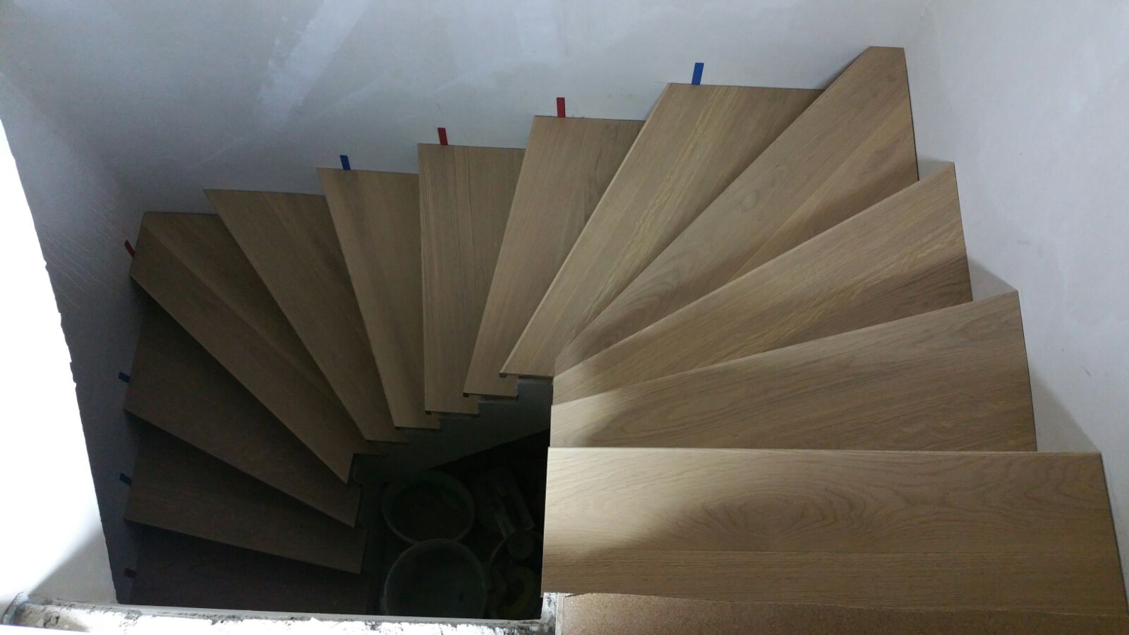 Holztreppe auf Betonboden