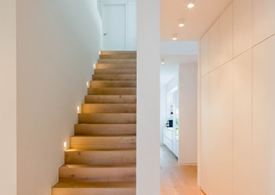 Treppe mit Holzboden und Einbauschränke Einfamilienhaus in Meerbusch - Erwähnung im Cube-Magazin