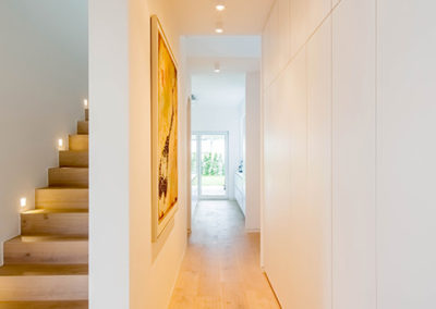 Treppe mit Holzboden und Einbauschränke Einfamilienhaus in Meerbusch - Erwähnung im Cube-Magazin