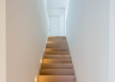 Treppe mit Holzboden und Innenausbau Einfamilienhaus in Meerbusch - Erwähnung im Cube-Magazin
