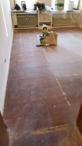 Sanierung von lackierten Holzböden