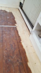 Sanierung von lackierten Holzböden