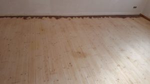 Sanierung von lackierten Holzböden