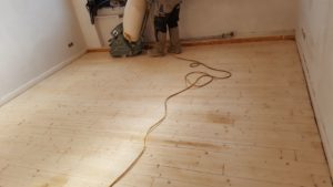 Sanierung von lackierten Holzböden