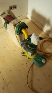Sanierung von lackierten Holzböden