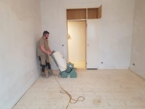 Sanierung von lackierten Holzböden