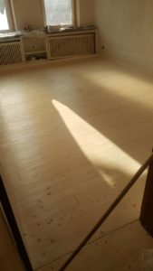 Sanierung von lackierten Holzböden