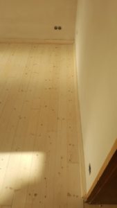 Sanierung von lackierten Holzböden