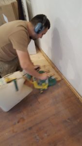 Sanierung von lackierten Holzböden