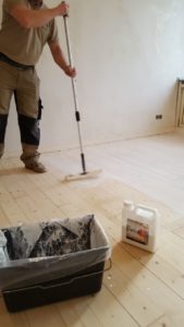 Sanierung von lackierten Holzböden