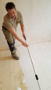 Sanierung von lackierten Holzböden