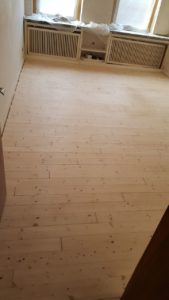Sanierung von lackierten Holzböden