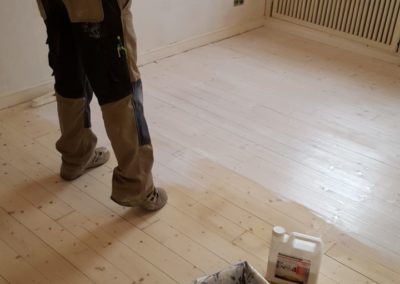 Sanierung von lackierten Holzböden