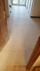 Sanierung von lackierten Holzböden