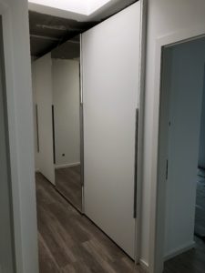 3 türiger Schiebetürenschrank, mit Inneneinteilungen, mit Schubkästen und Kleiderift.