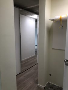 3 türiger Schiebetürenschrank, mit Inneneinteilungen, mit Schubkästen und Kleiderift.