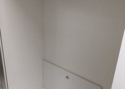 3 türiger Schiebetürenschrank, mit Inneneinteilungen, mit Schubkästen und Kleiderift.