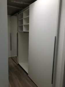 3 türiger Schiebetürenschrank, mit Inneneinteilungen, mit Schubkästen und Kleiderift.