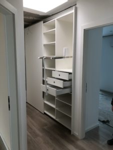 3 türiger Schiebetürenschrank, mit Inneneinteilungen, mit Schubkästen und Kleiderift.