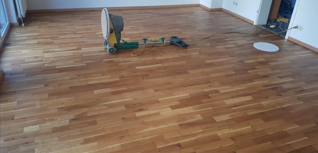 Nach der Parkettaufarbeitung Nach der Parkettaufarbeitung