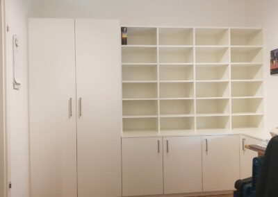 Weißer Einbauschrank