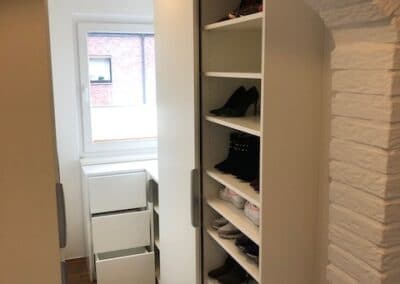 Weißer Schrank mit Schiebetüren
