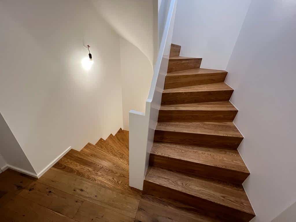 Holzbeläge für eine Treppe mit moderner Optik – ausgeführt von Daniel Albani Gestaltung in Holz.