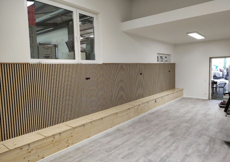 Maßgefertigte Sitzbank für den Mitarbeiterraum: Einblick in Produktion und Montage