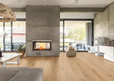 Fußböden und Parkett im Wohnzimmer mit Kamin