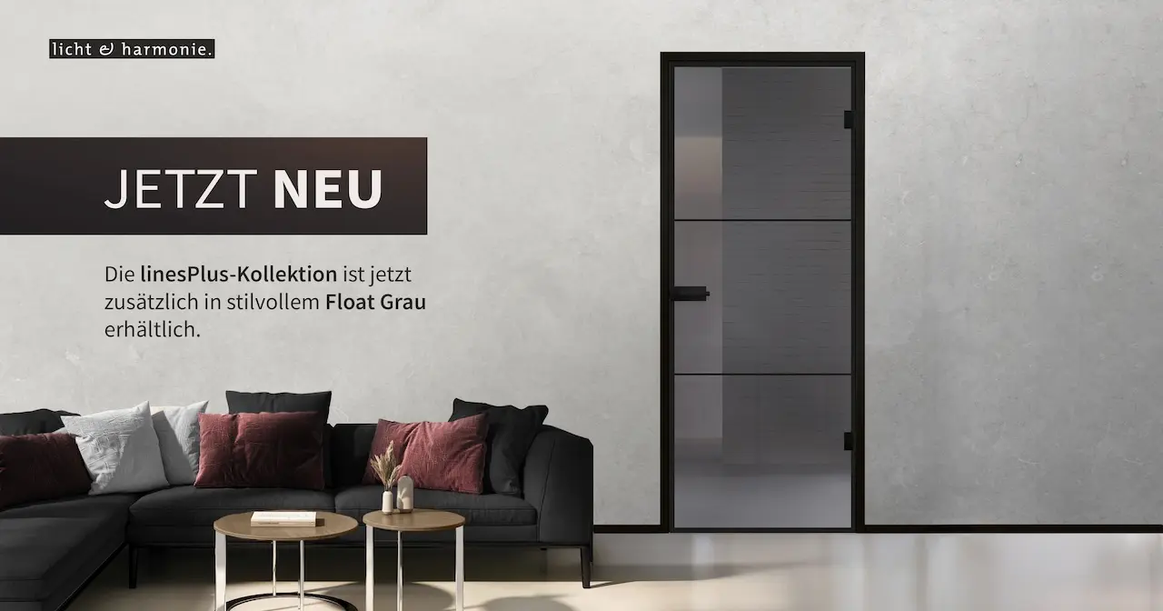 Stilvolle Glastür aus der linesPlus-Kollektion in Float Grau, kombiniert mit schwarzem Rahmen und modernem Design, vor einer minimalistischen Einrichtung.
