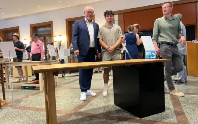 Neuer Tischlergeselle bei Gestaltung in Holz