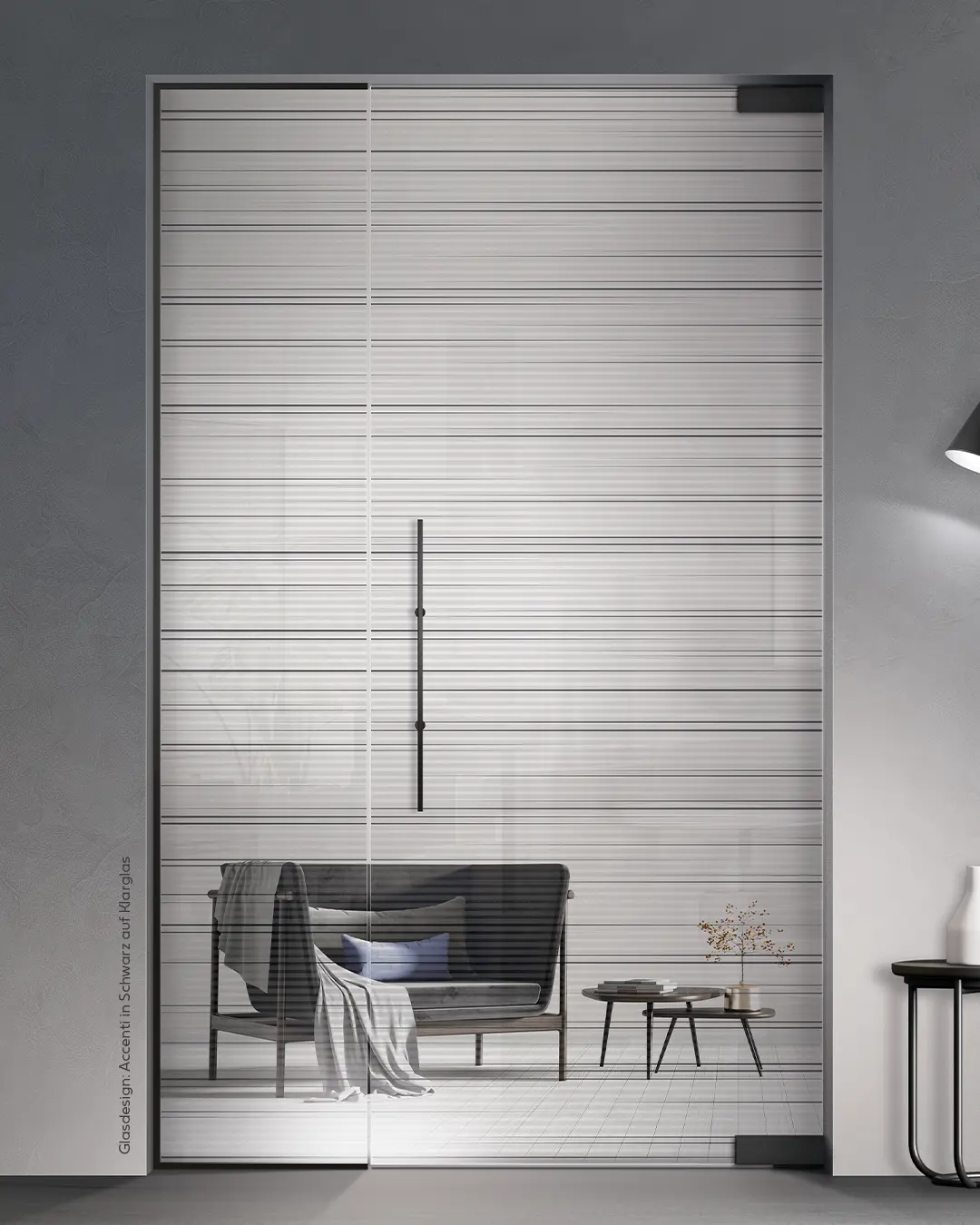 Elegante Glasanlage der Accenti-Kollektion mit schwarzen Beschlägen im modernen Innenausbau