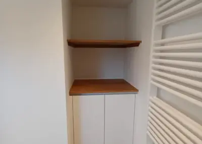 Maßgefertigter Nischenschrank im Bad mit weißer Front und Eiche Massivholzplatte – geschlossen