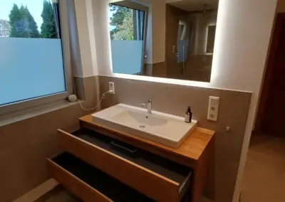 Waschtisch aus Eiche mit zwei offenen Schubkästen und geölter Oberfläche – Tischlerarbeit aus Korschenbroich