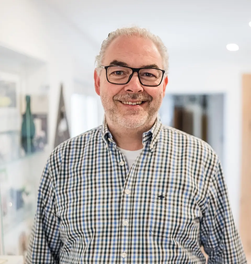 Porträt von Daniel Albani -Tischlermeister. Hier in der Ausstellung der Tischlerei Gestaltung in Holz in Korschenbroich.