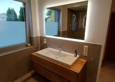 Moderner Waschtisch aus massiv geölter Eiche mit zwei Schubkästen und Keramikbecken – Maßanfertigung von Tischlerei Daniel Albani