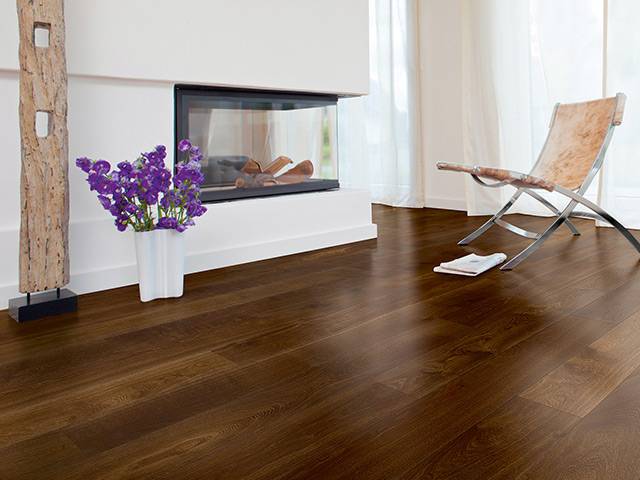 Moderner Wohnraum mit Holzdesignboden – Vinyl- und Laminatboden, verlegt von der Tischlerei Gestaltung in Holz in Mönchengladbach