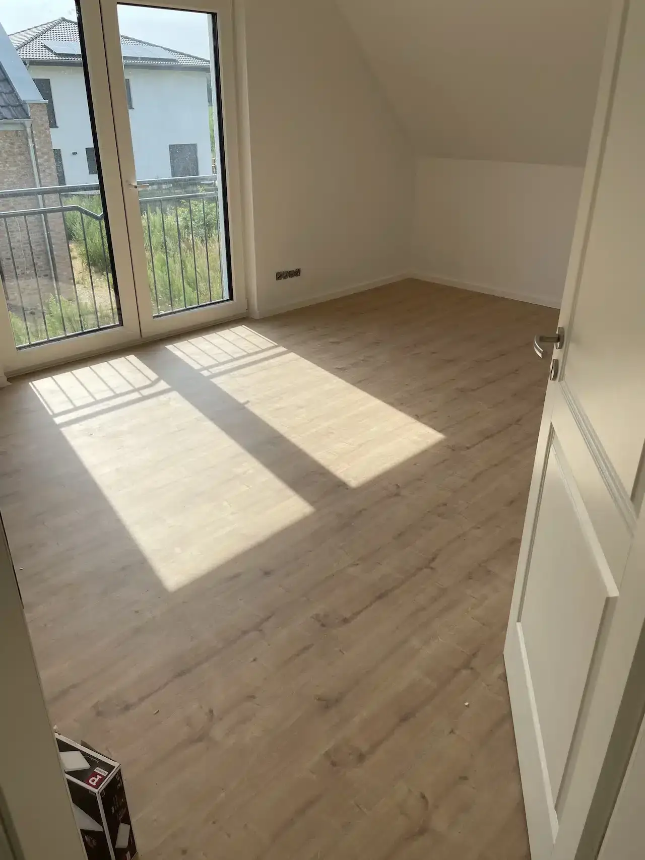 Moderne Glas-Schiebetür mit schwarzen Rahmen – elegante Raumlösung vom Tischler für Mönchengladbach